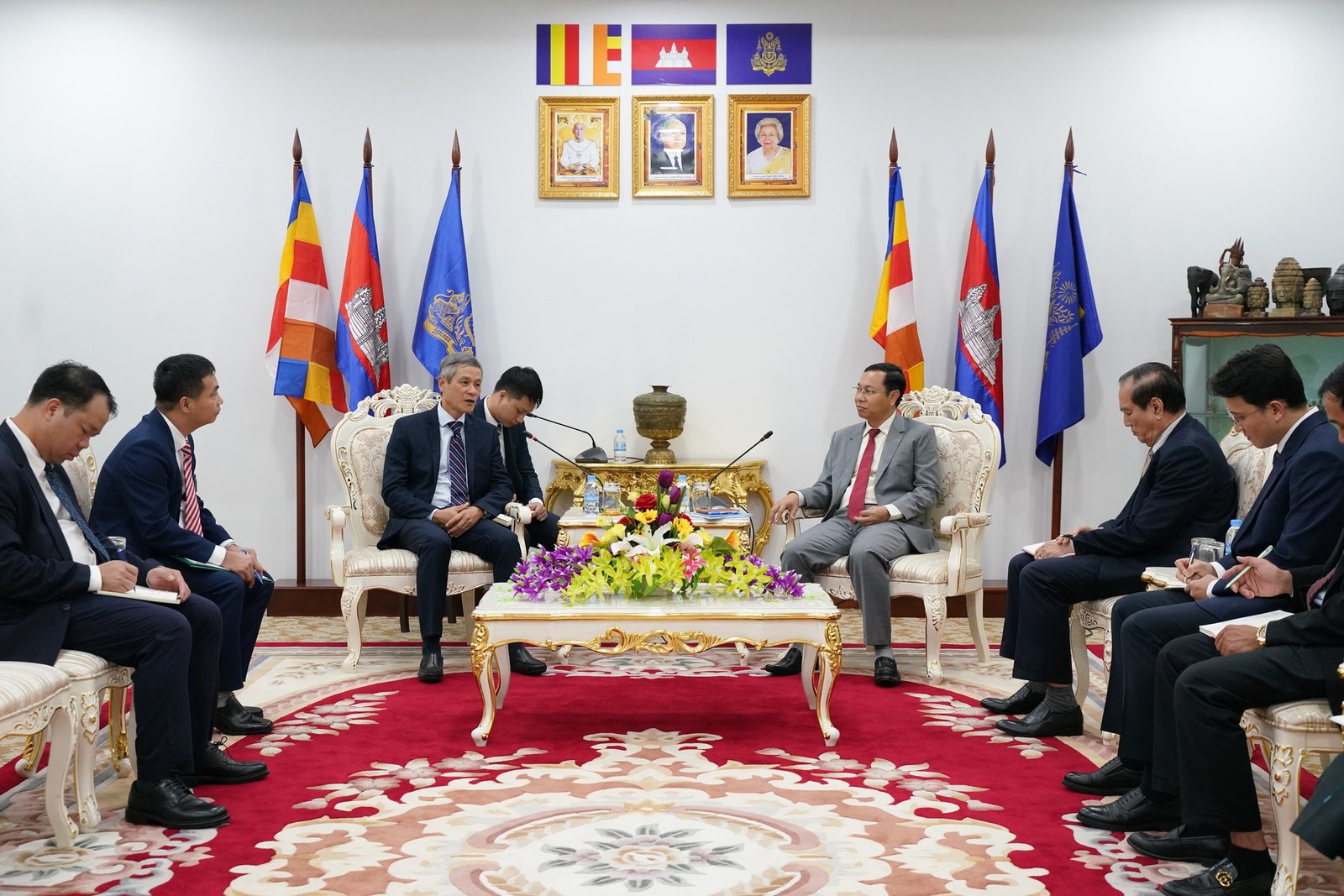 Read more about the article His Excellency Binh Trachhai, Minister of Planning, granted permission for His Excellency Nguyen Minh Vu, Ambassador Extraordinary and Plenipotentiary of the Socialist Republic of Vietnam to the Kingdom of Cambodia, to pay a courtesy call and discuss work at the Ministry’s office.
